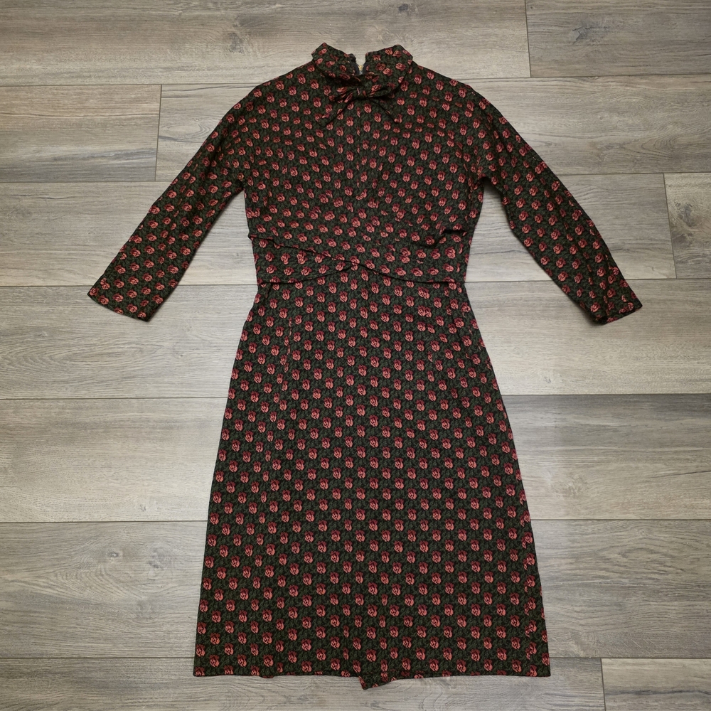 Vtg 70s Dress Midi Distinctive Red Floral Print on a Dark Green Background